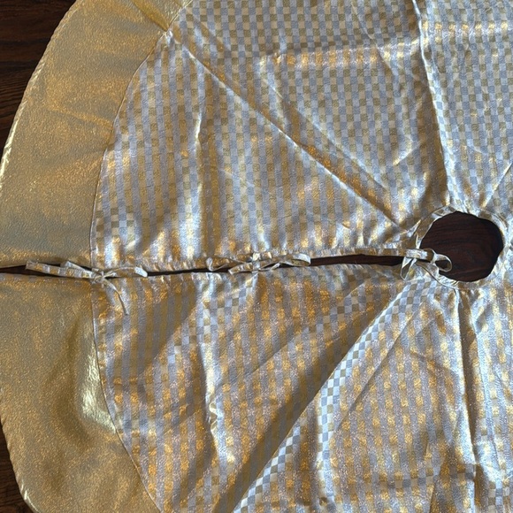 Gold and Silver Metallic Print Christmas Tree Skirt. - Picture 3 of 5